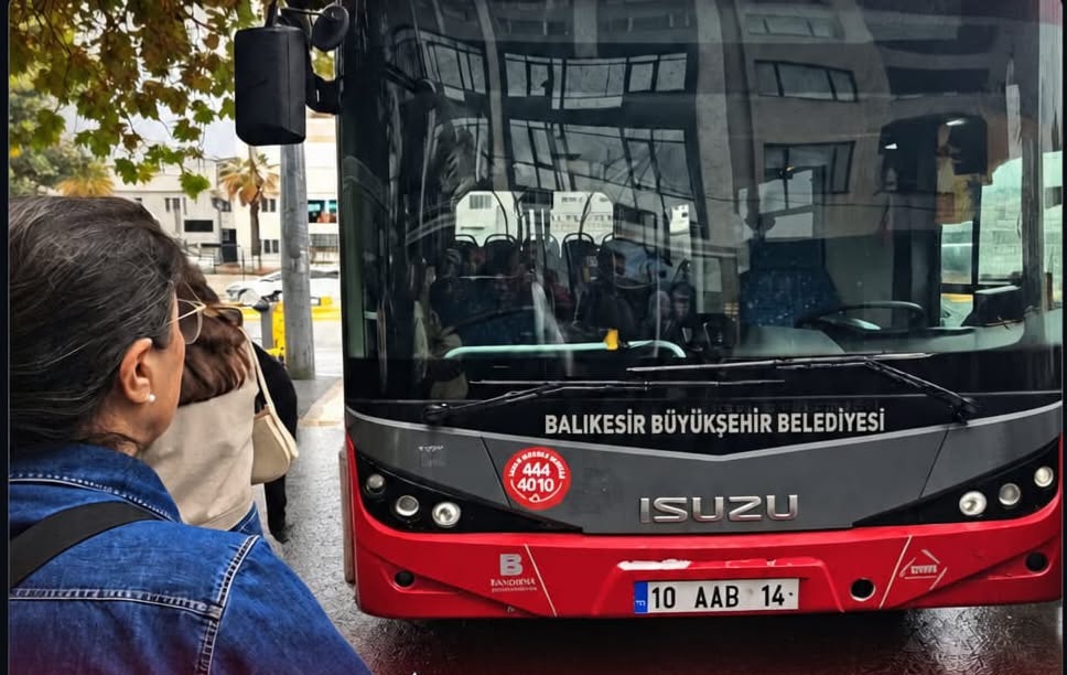 Topaloğlu: “Hastane ve üniversite hatları birbirinden ayrılmalı” Zafer Partisi Bandırma İlçe Başkanı Samet Topaloğlu, hastane ve üniversite