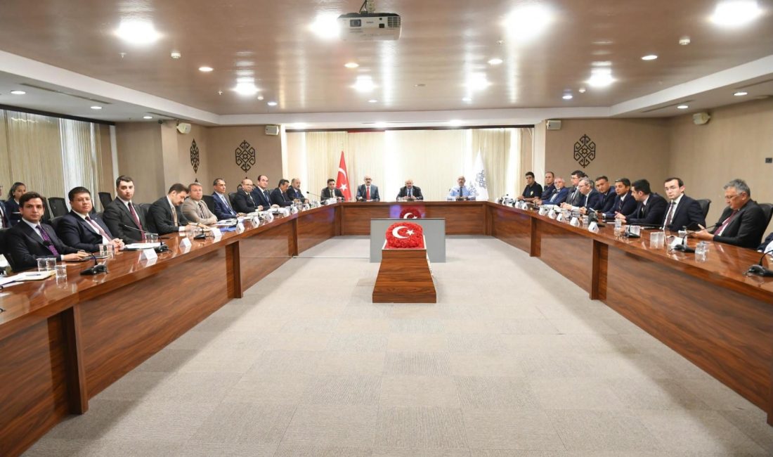 BANÜ Rektörü Boz, yeni eğitim dönemi hazırlık toplantısına katıldı Balıkesir’de üniversiteler ve yükseköğretim yurtlarının yeni döneme ilişkin hazırlıkları masaya