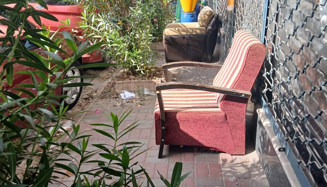 KOLTUKLU KALDIRIM GEÇİŞLERE ENGEL OLUYOR Kaldırım işgalleri sınır tanımıyor. İğneden ipliğe, su şişelerinden kola şişelerine,