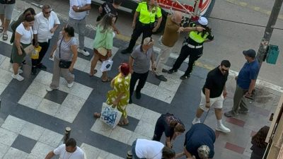 Şehit Süleymanbey Caddesi’nde yere düşerek yaralanan yaşlı kadın hastaneye kaldırılırken,