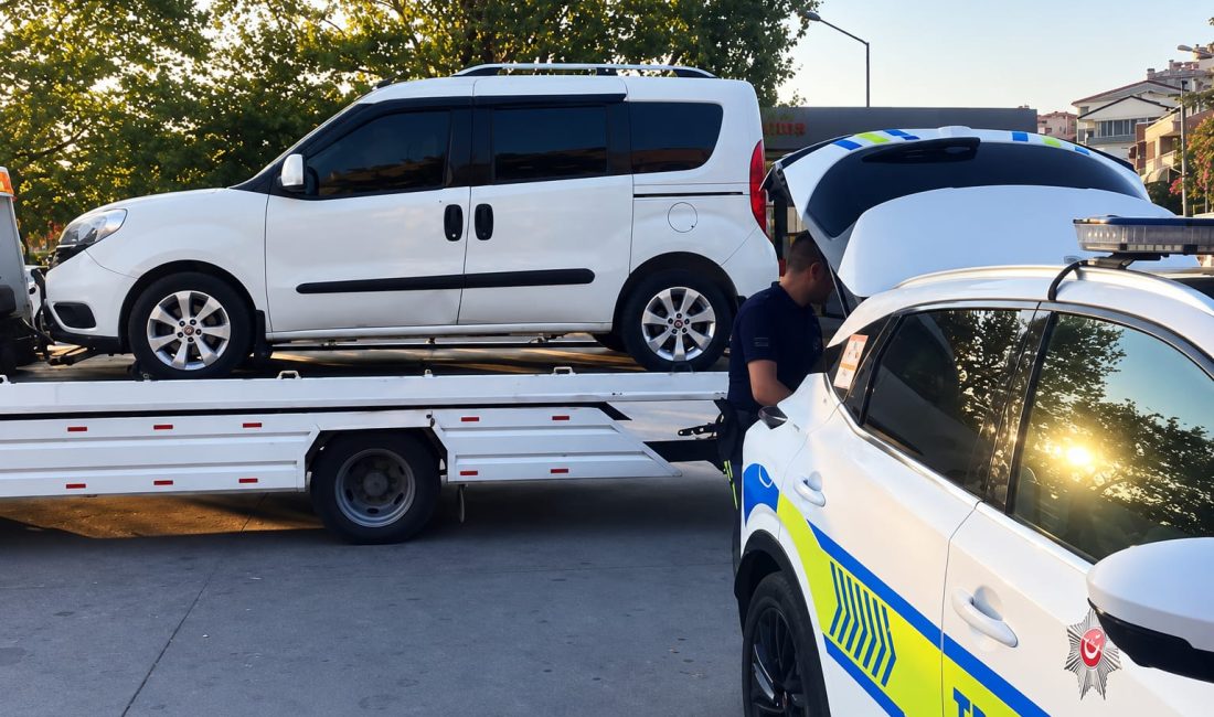 Erdek’te korsan taşımacılık denetiminde araç trafikten men edildi Erdek’te trafik ekiplerinin ilçe girişinde gerçekleştirdiği kontrolde Martı TAG üzerinden