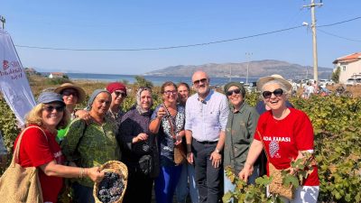 Marmara Adalar’da düzenlenen festivalde Adakarası Üzümü’nün kültürel mirası öne çıkarıldı.