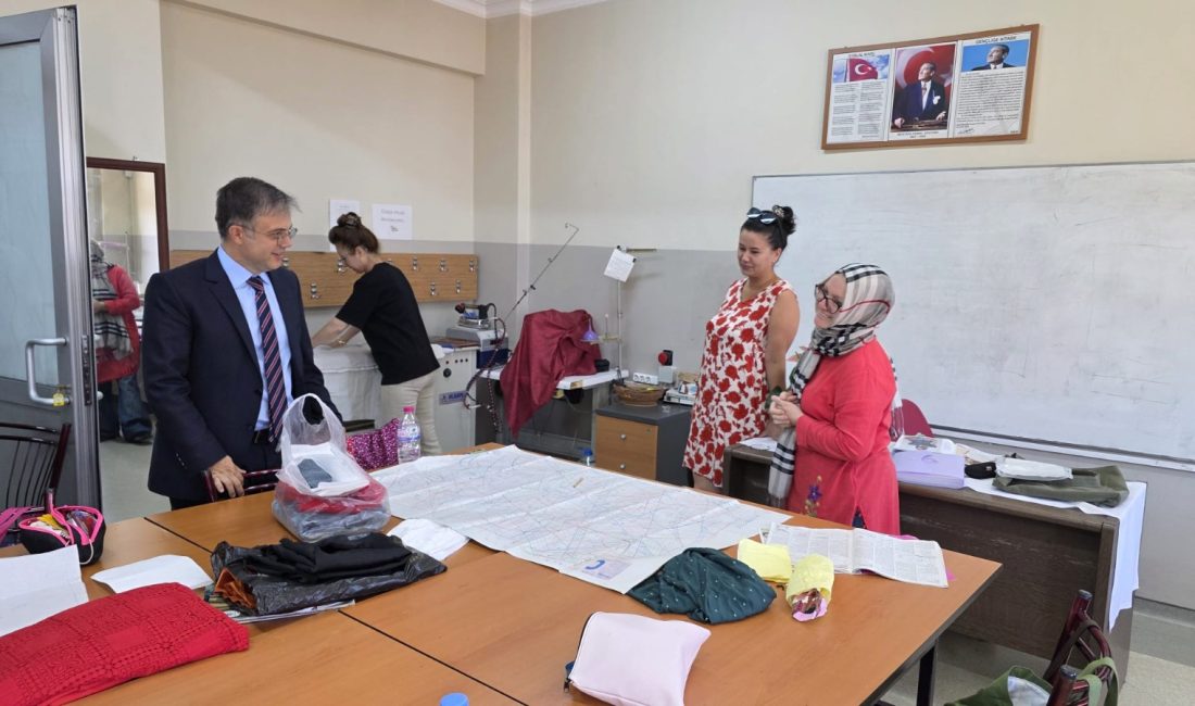 Halk Eğitim Merkezi’nde çalışmalar ele alındı Moda Tasarım Teknolojileri kursundaki kursiyerlerle de bir araya gelen Bandırma