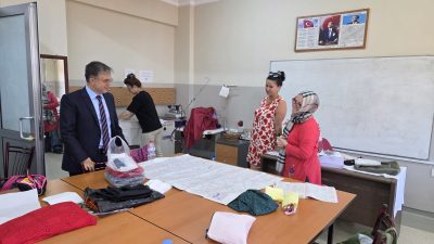 Moda Tasarım Teknolojileri kursundaki kursiyerlerle de bir araya gelen Bandırma