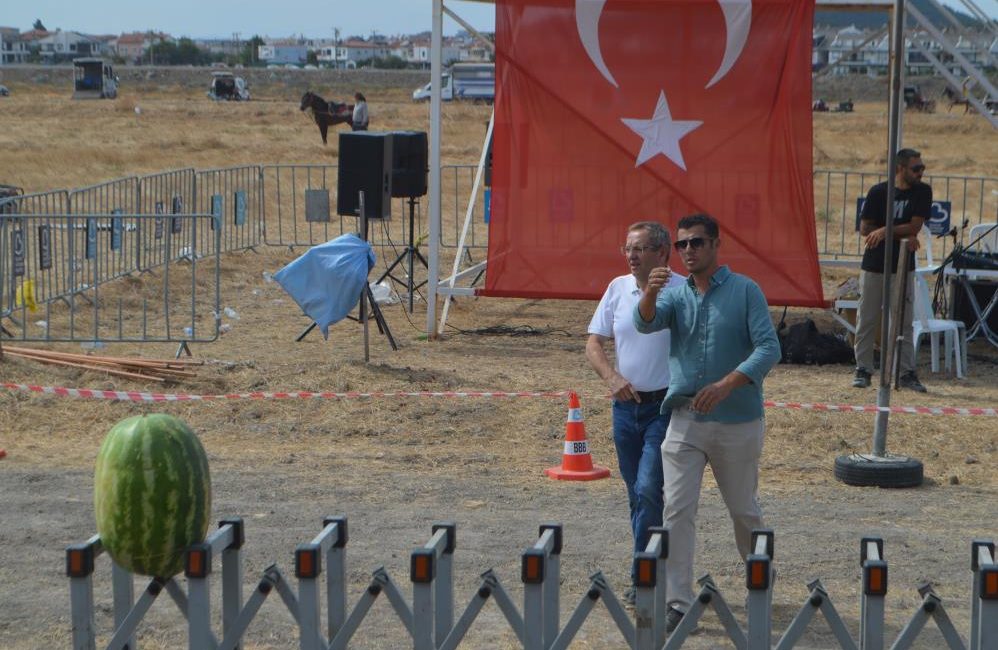 Ayvalık’ta rahvan at yarışlarında 100 at piste çıktı Ayvalık ilçesinin düşman işgalinden kurtuluşunun 104’üncü yıl dönümü etkinlikleri kapsamında