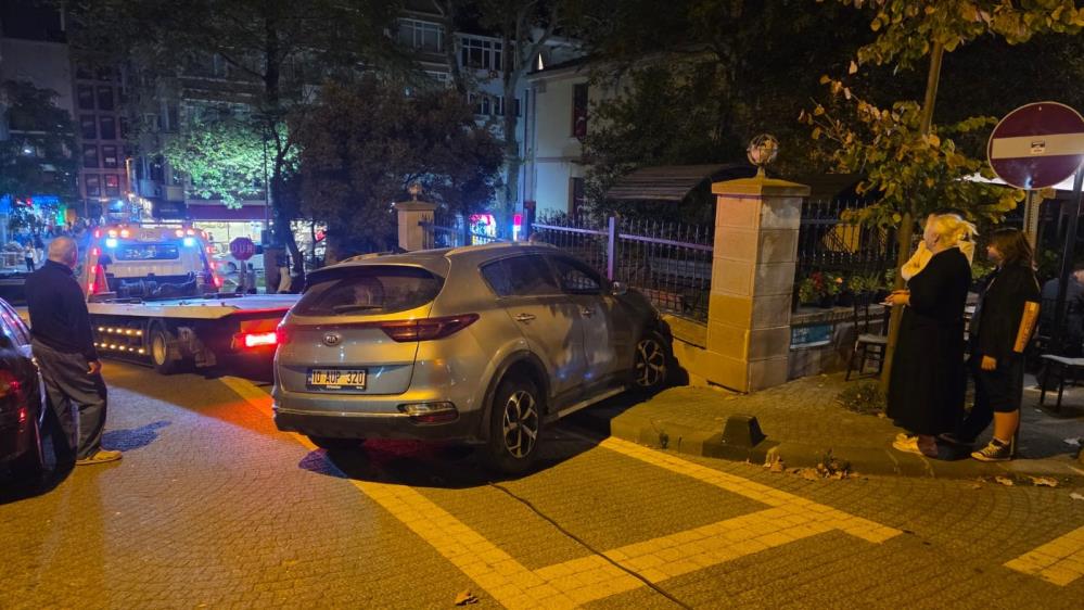 Fren yerine gaza bastı, kütüphanenin duvarına çarptı Bandırma’da park halindeki otomobilini bulunduğu yerden çıkarmaya çalışan sürücü, fren