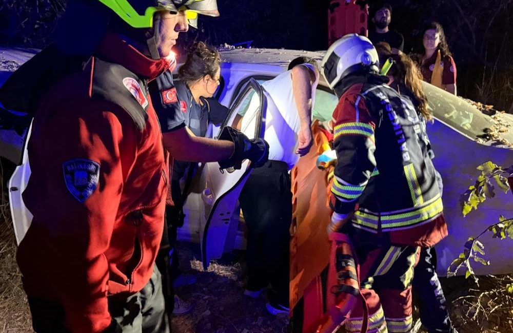 İzmir-Çanakkale Karayolu üzerinde kontrolden çıkarak refüje uçan otomobildeki 3 kişi