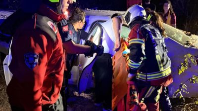 İzmir-Çanakkale Karayolu üzerinde kontrolden çıkarak refüje uçan otomobildeki 3 kişi