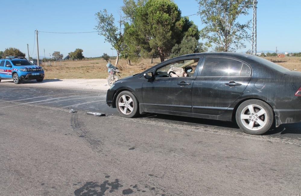 Manyas ilçesinde otomobilin plakasız motosiklete çarpması sonucu meydana gelen trafik