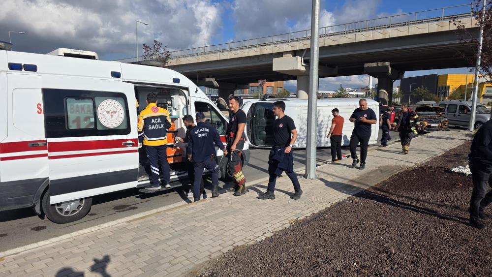 Ümraniyespor’un teknik aracı Bandırma’daki kazada yan yattı Bandırma ilçesinde meydana gelen trafik kazasında, Ümraniyespor’a ait teknik araç