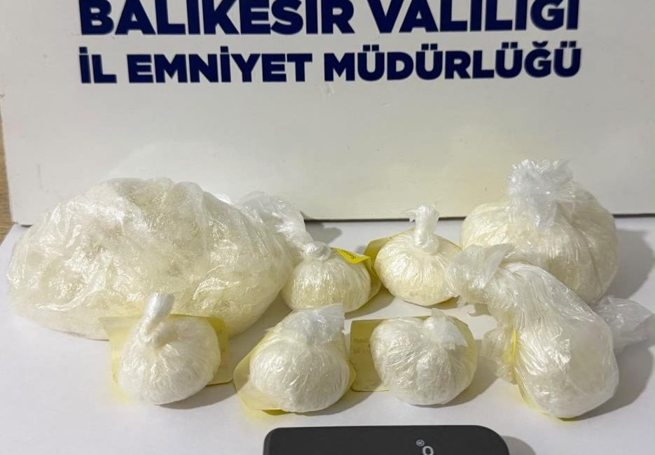 Bandırma’da kaçmaya çalışan şüpheliden 153 gram metamfetamin çıktı Bandırma ilçesinde ekiplerin dur ihtarına uymayarak kaçmaya çalışan motosiklet sürücüsü,