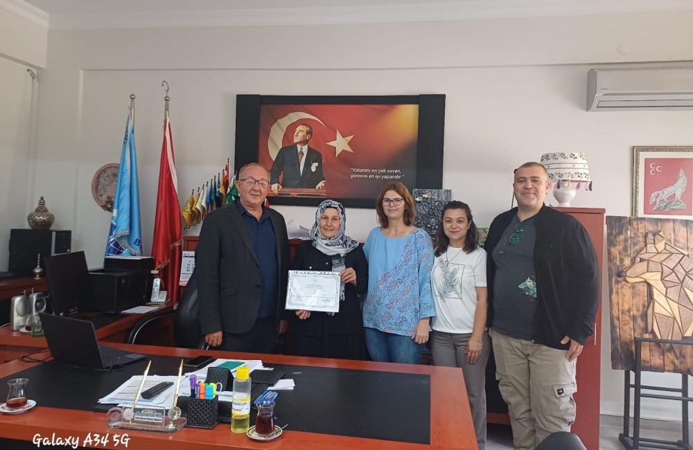 Bandırma’da azim ve kararlılıkla gelen başarı 7 ayda okuma yazma öğrendi Bandırma’da faaliyet gösteren İZGE Derneği üyelerinden Nezahat Örek, yaklaşık 7