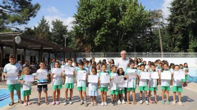 Gönen’de çocukların yüzme alanındaki becerilerini geliştirmek amacıyla düzenlenen eğitim programı,