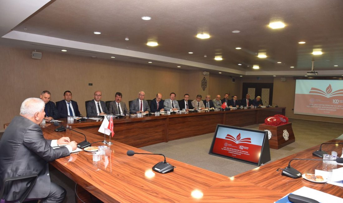 Balıkesir’de yeni eğitim yılı öncesi yol haritası çizildi 2026-2027 eğitim öğretim yılı öncesinde Balıkesir Öğretmenevinde düzenlenen toplantıda okulların