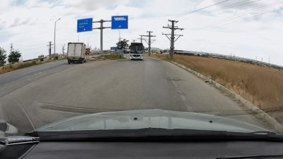 Bandırma’da bir vatandaşın araç kamerasına yansıyan görüntülerde, şehirlerarası yolcu otobüsünün