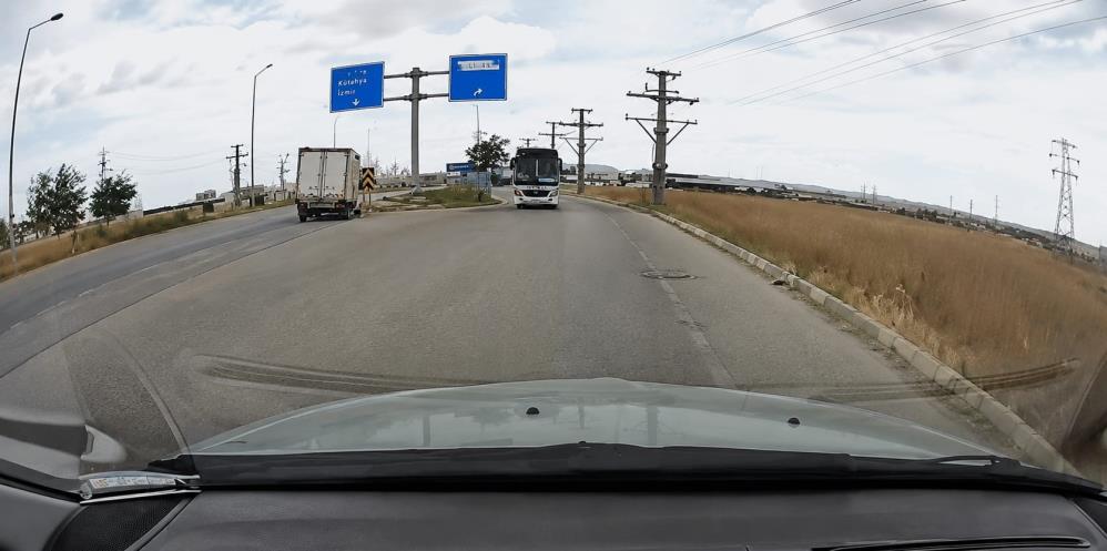 Bandırma’da bir vatandaşın araç kamerasına yansıyan görüntülerde, şehirlerarası yolcu otobüsünün