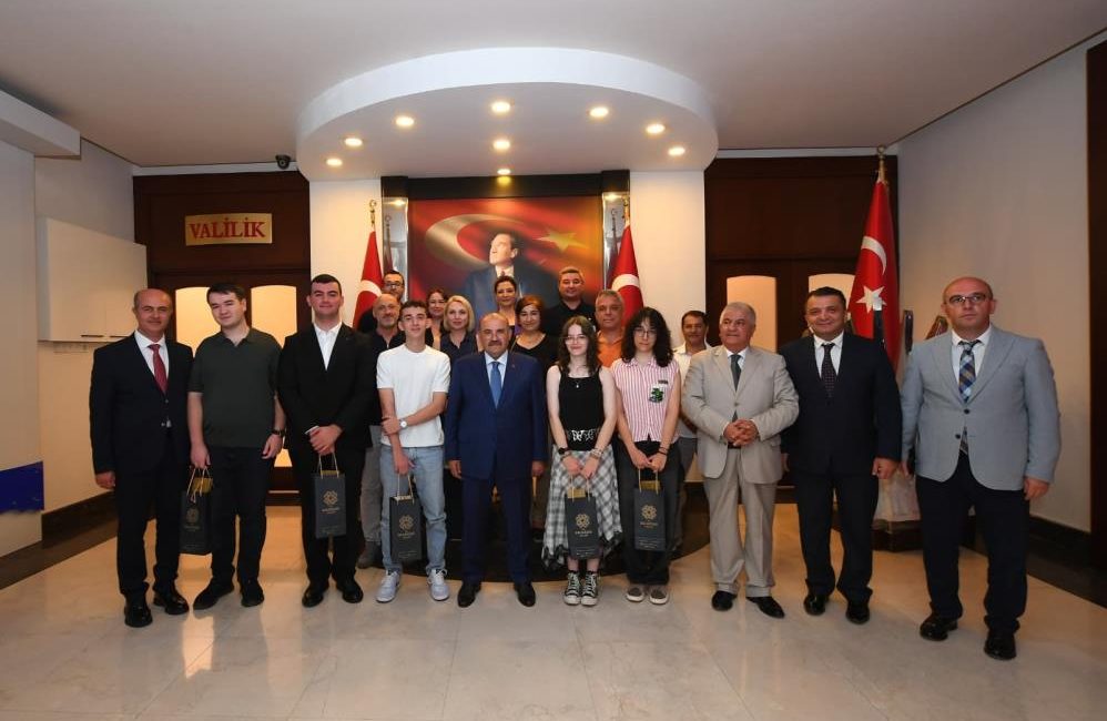 Vali İsmail Ustaoğlu LGS ve YKS şampiyonlarını tebrik etti Balıkesir Valisi İsmail Ustaoğlu , Liselere Giriş Sınavı’ında tam puan