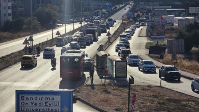 Bandırma’da sabah saatlerinde yaşanan trafik yoğunluğu, sürücülere zor anlar yaşatıyor.