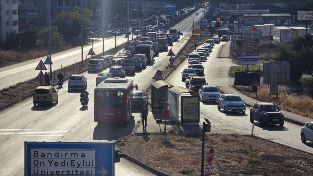 Bandırma’da sabah saatlerinde yaşanan trafik yoğunluğu, sürücülere zor anlar yaşatıyor.