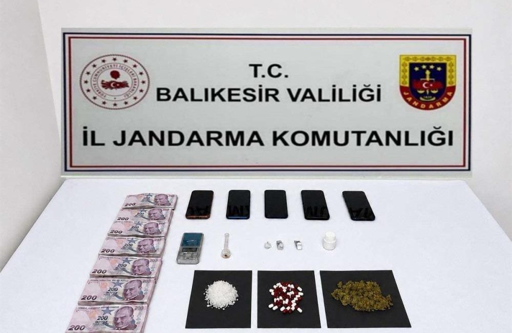 Balıkesir’de uyuşturucuya geçit yok Balıkesir’de jandarma ekiplerinin 6 ilçede gerçekleştirdiği uyuşturucu operasyonlarında 21 şüpheli