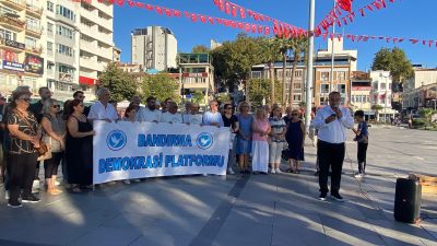 Bandırma Demokrasi Platformu, savaşların yol açtığı yıkıma dikkat çekerek demokrasi,