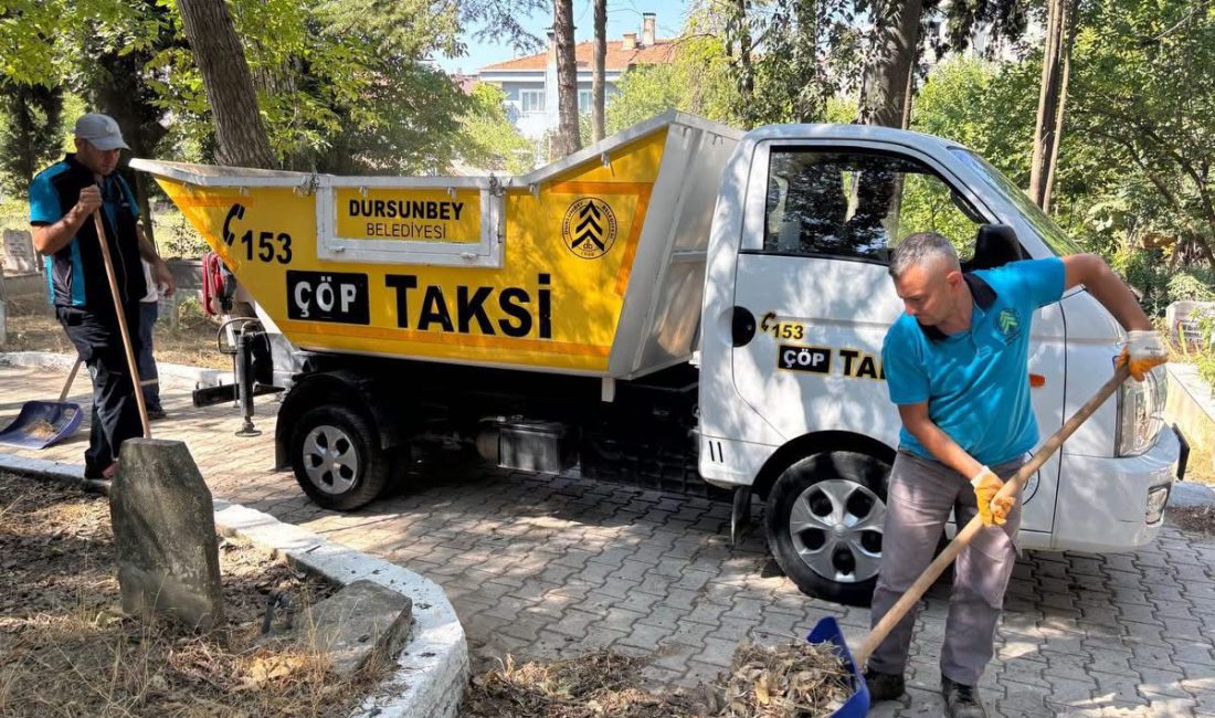 Dursunbey’de ilçe mezarlığında yapılan çalışma kapsamında çevre temizliği ve bakım