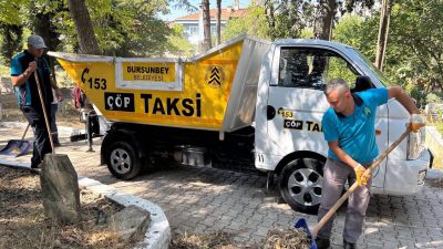Dursunbey’de ilçe mezarlığında yapılan çalışma kapsamında çevre temizliği ve bakım