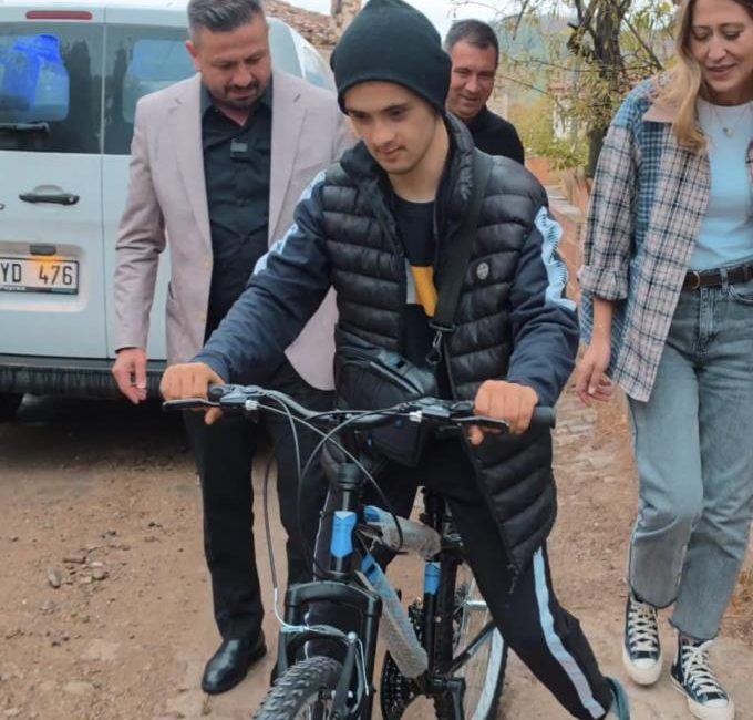 Özel vatandaşın bisiklet hayalini Başkan Aydemir tarafından gerçekleştirdi Gömeç’te yaşayan özel vatandaşa AK Parti Kadın Kolları Genel Başkanı
