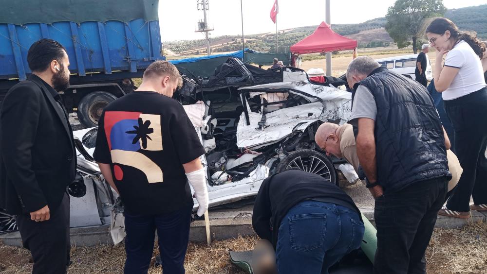 Bandırma’da feci kaza: Hamile kadın ve 3 yaşındaki kızı hayatını kaybetti Bandırma ilçesinde kontrolden çıkan otomobilin karşı yönden gelen kamyonun altına