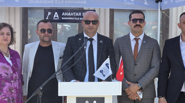 Anahtar Parti Bandırma’dan ikinci yıl mesajı Anahtar Parti Bandırma İlçe Başkanı Mehmet Tunçtop, kuruluşun ikinci yıl