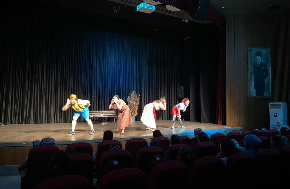 Balıkesir Büyükşehir Belediyesi Şehir Tiyatrosu ilk ayında seyirciden tam not aldı Balıkesir Büyükşehir Belediyesi Şehir Tiyatrosu, perdelerini açtığı günden itibaren sahnelediği