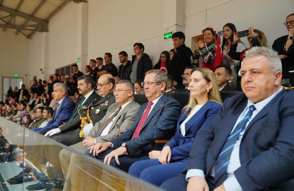 Ayvalık’ta yağmura rağmen salonlara sığmayan katılım, Cumhuriyet’in 103’üncü yılında kentte