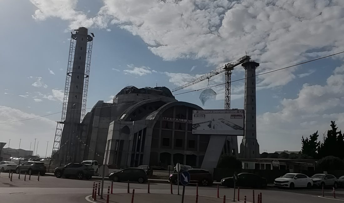 Bandırma’da yapımı devam eden caminin kubbesi çöktü Bandırma’da yapımı devam eden camiin kubbesinde çökme meydana geldi. Olayda