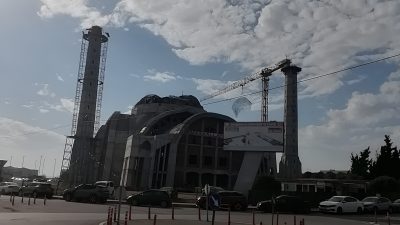 Bandırma’da yapımı devam eden camiin kubbesinde çökme meydana geldi. Olayda