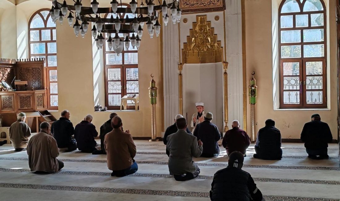 Erdek’te Camiler ve Din Görevlileri Haftası’nda mevlit okutuldu Hacı Ömer Çarşı Camii’nde düzenlenen programda, vefat eden din görevlileri