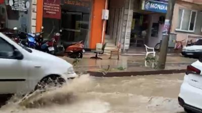 Erdek ilçesinde etkili olan sağanak yağışın ardından Hükümet Caddesi’nde su