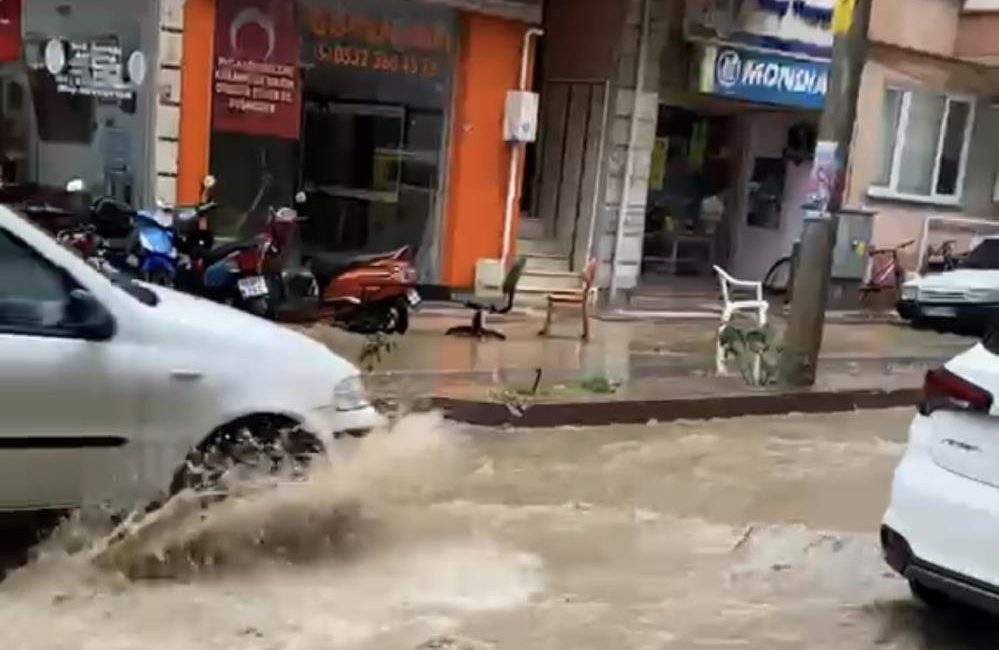 Erdek’te sağanak yağış sonrası Hükümet Caddesi göle döndü Erdek ilçesinde etkili olan sağanak yağışın ardından Hükümet Caddesi’nde su