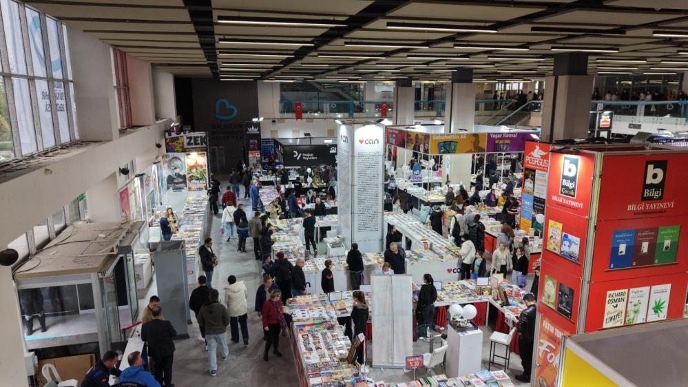 Balıkesir Kitap Fuarını hafta sonu 40 bin kişi ziyaret etti Balıkesir Büyükşehir Belediyesi’nin düzenlediği 2. Balıkesir Kitap Fuarı, hafta sonunda