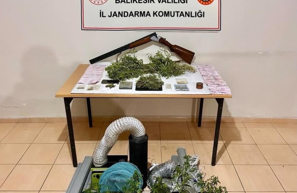 Gönen’de uyuşturucu operasyonu: YouTube yayıncısı tutuklandı Gönen ilçesinde jandarma ekiplerince düzenlenen uyuşturucu operasyonunda, evinde uyuşturucu madde