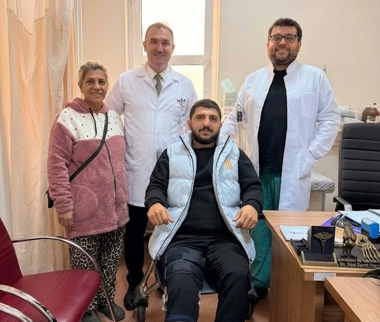 Bandırma Eğitim ve Araştırma Hastanesi’nde Diz Cerrahisinde Önemli Adım Bandırma Eğitim ve Araştırma Hastanesi’nde gerçekleştirilen ameliyatta, 30 yaşındaki erkek