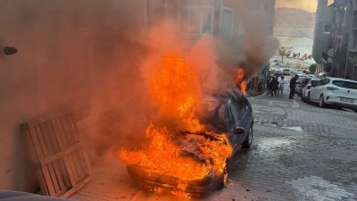 Bandırma’da motor bölümünden alevler yükselen otomobil, itfaiye ekiplerinin müdahalesiyle söndürüldü.