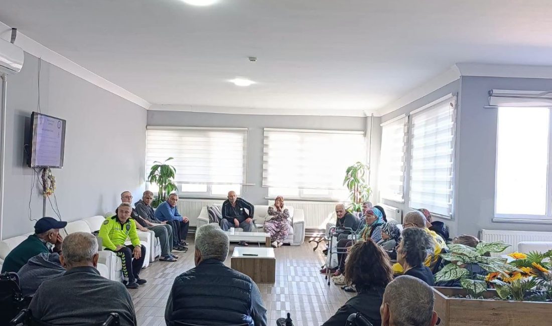 Susurluk İlçe Emniyet Müdürlüğü Trafik Birimi tarafından gerçekleştirilen eğitimde, katılımcılara