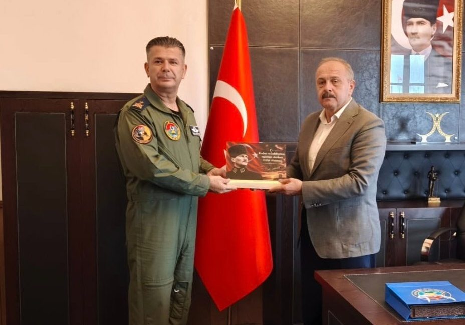 Hava Pilot Tuğgeneral Orhun Atasever, Erdek Kaymakamı Hasan Göç ile