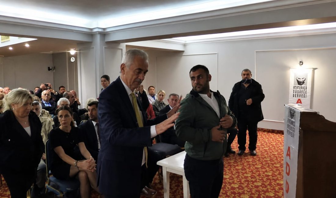 Bandırma’da düzenlenen “Cumhuriyete Kurulan Kumpas ve Yeni Anayasa Değişikliği” başlıklı