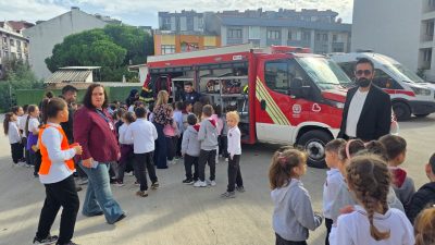Bandırma Marmara İlkokulu’nda gerçekleştirilen programda çocuklar, sağlık uzmanlarından bilgi alırken