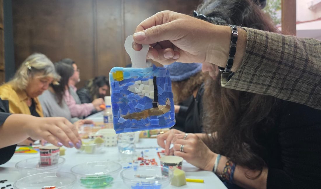 Bandırma Belediyesi Sanat Sokağı’nda düzenlenen workshop’ta cam mozaik çalışmaları yapıldı.
