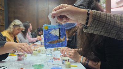 Bandırma Belediyesi Sanat Sokağı’nda düzenlenen workshop’ta cam mozaik çalışmaları yapıldı.