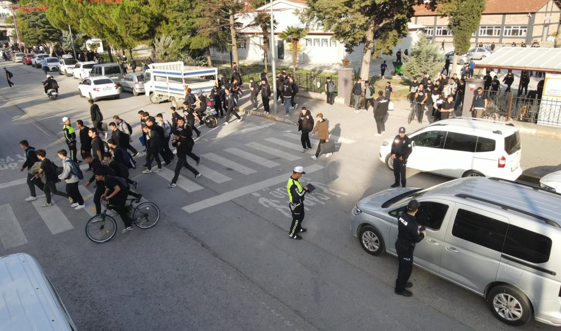 Balıkesir’de okulların güvenliği için ekipler sahaya çıktı Balıkesir’de eğitim-öğretim yılının başlamasından itibaren 4 bin 122 personelin katılımıyla