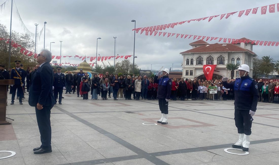 Bandırma’da Cumhuriyet Bayramı Çelenkleri Atatürk Anıtı’na Sunuldu Bandırma’da 29 Ekim Cumhuriyet Bayramı çelenk sunma töreniyle kutlandı .Törende
