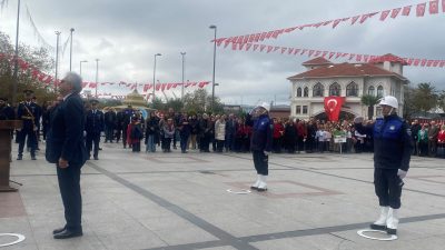 Bandırma’da 29 Ekim Cumhuriyet Bayramı çelenk sunma töreniyle kutlandı .Törende